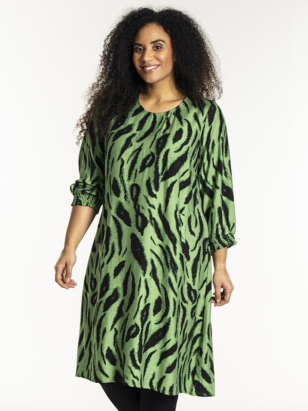GUNNEL - Plus Size Kjole fra Studio