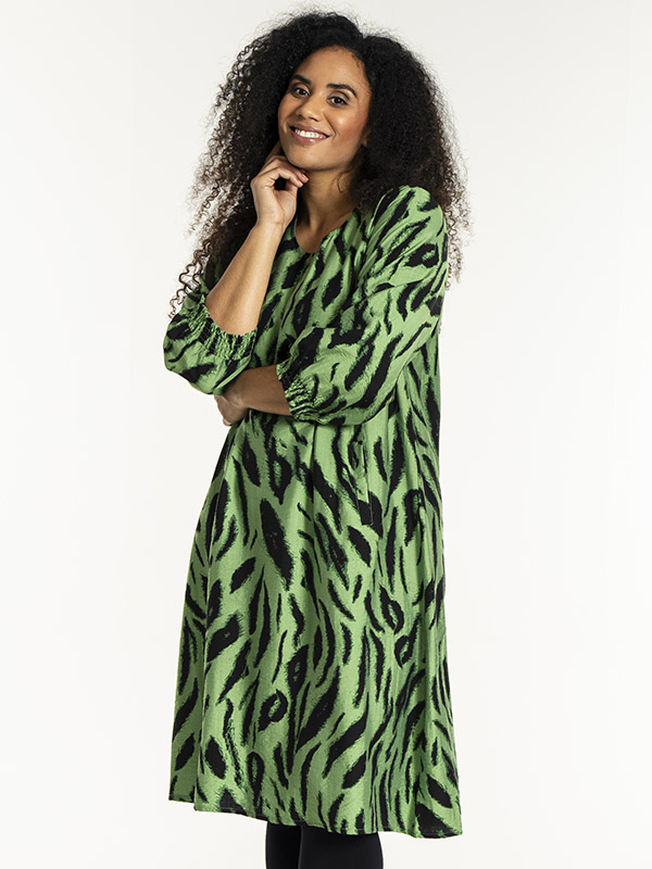 GUNNEL - Plus Size Kjole fra Studio