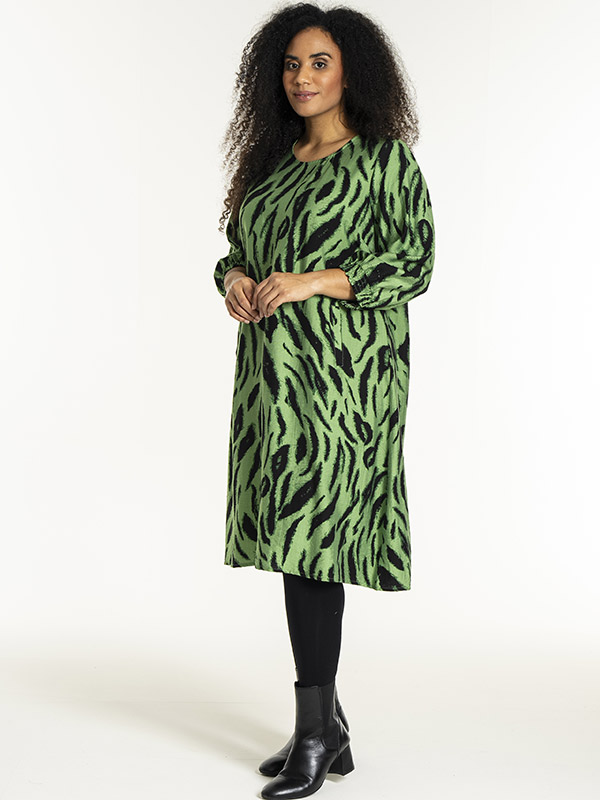 GUNNEL - Plus Size Kjole fra Studio