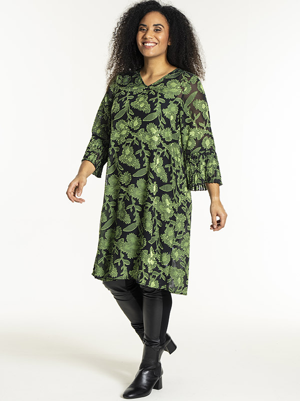 NATHALIE - Plus Size Kjole fra Studio