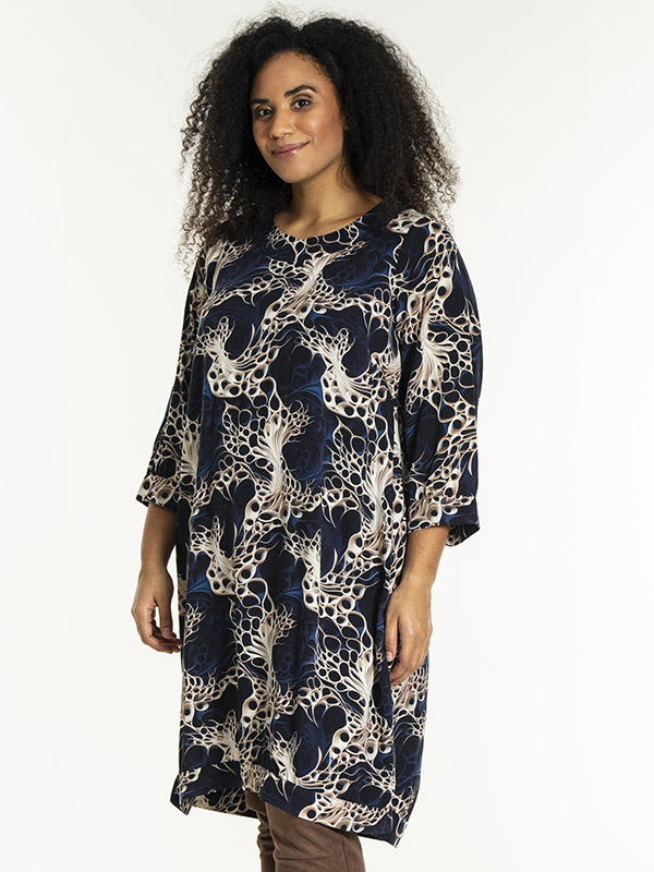 LONETTA - Plus Size Kjole fra Studio