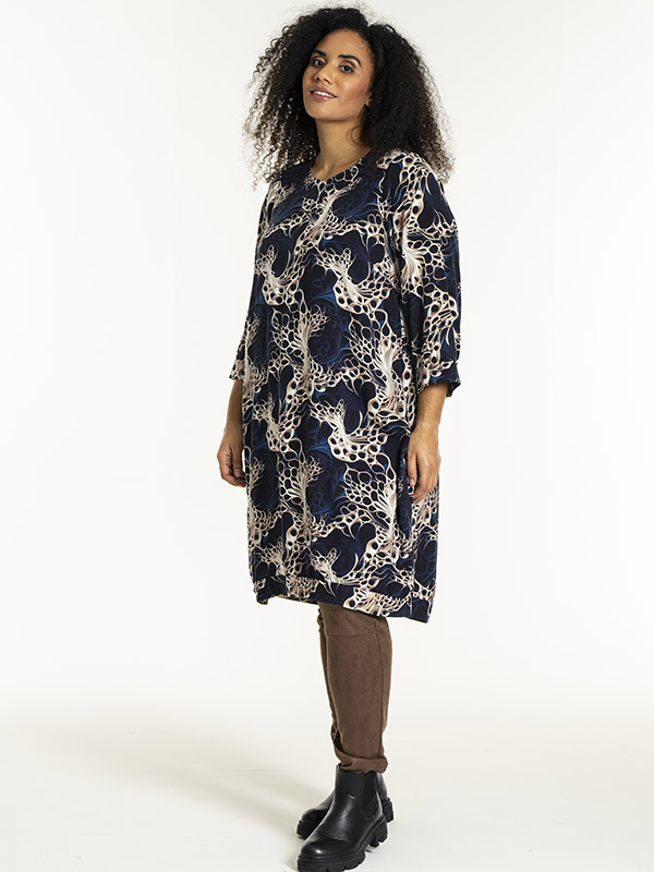 LONETTA - Plus Size Kjole fra Studio