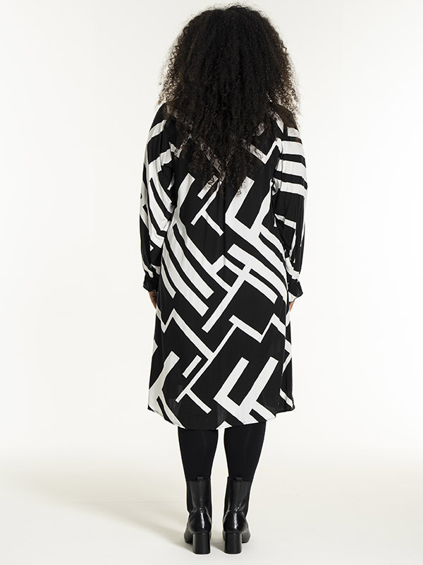 GUNDA - Plus Size Kjole fra Studio