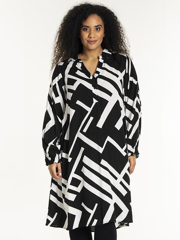 GUNDA - Plus Size Kjole fra Studio