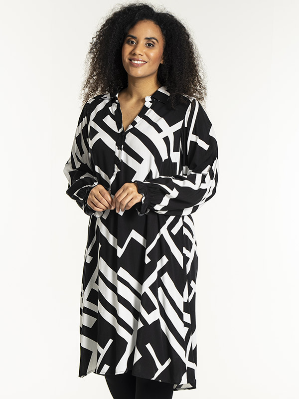 GUNDA - Plus Size Kjole fra Studio