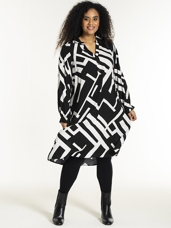 GUNDA - Plus Size Kjole fra Studio