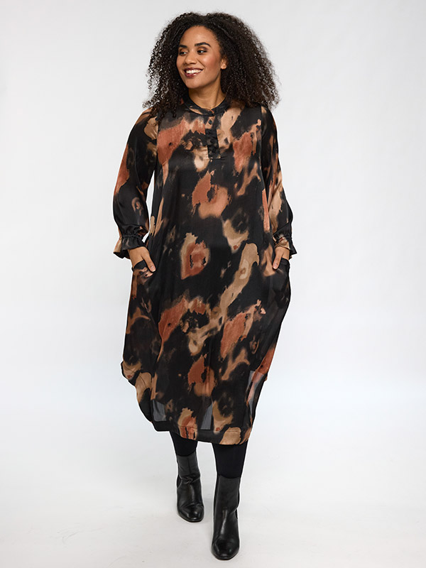 SCECILIE - Plus Size Kjole fra Studio