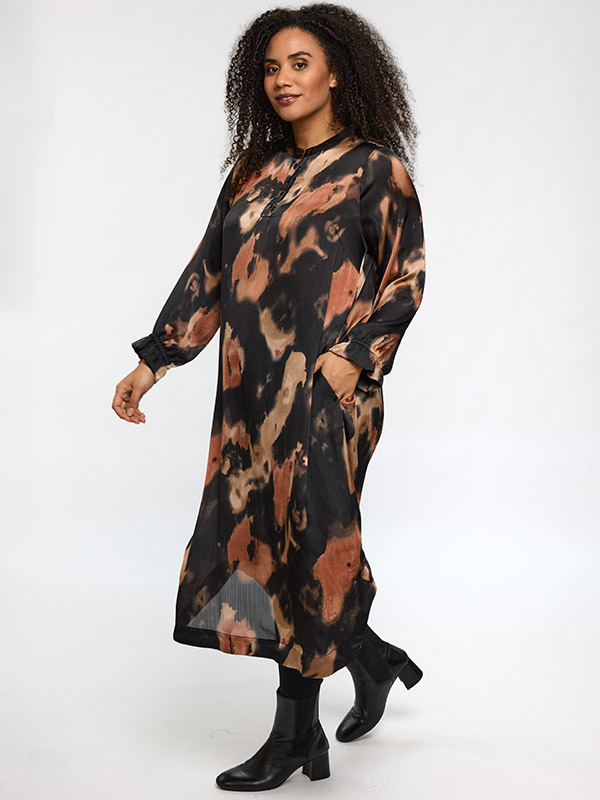 SCECILIE - Plus Size Kjole fra Studio