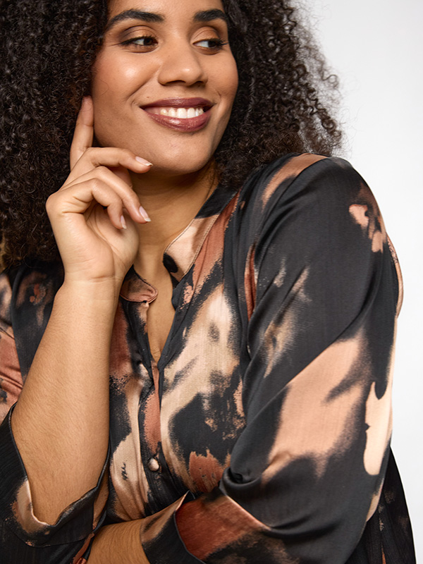 SCHARLOTTE - Plus Size Skjorte fra Studio