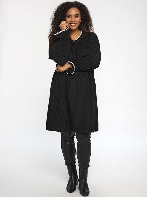 SGERDA - Plus Size Kjole fra Studio