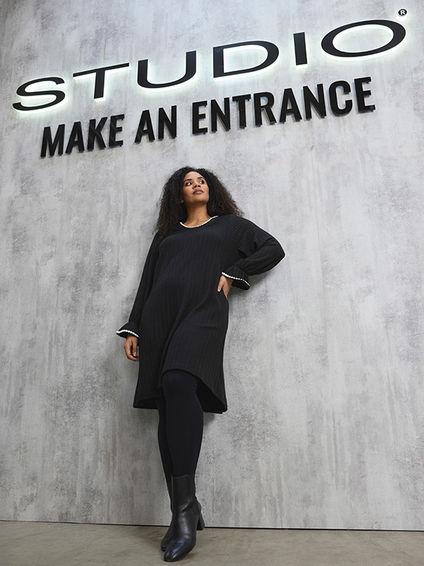 SGERDA - Plus Size Kjole fra Studio