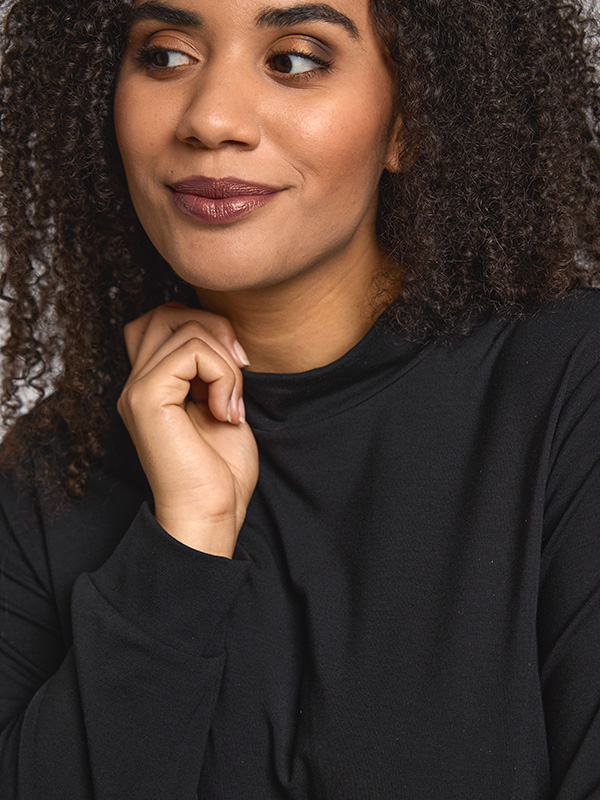 SKARINA - Plus Size Bluse fra Gozzip Black