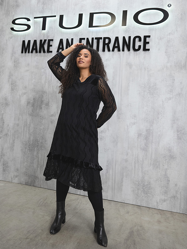 SMETTE - Plus Size Kjole fra Studio