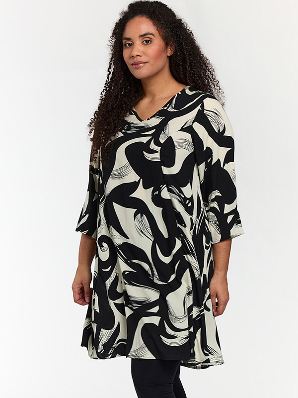 SBIRGITTE - Plus Size Kjole fra Studio