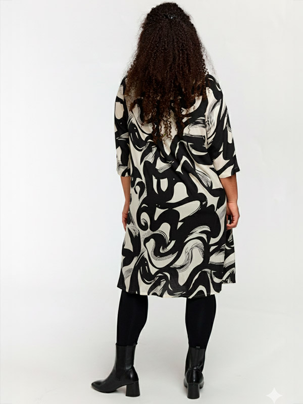 SNELLI - Plus Size Kjole fra Studio