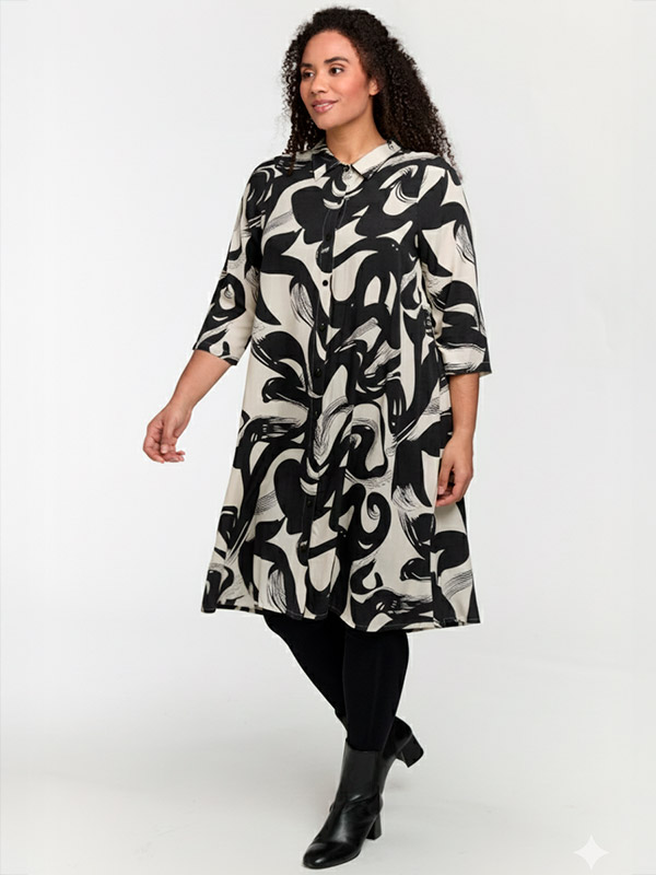 SNELLI - Plus Size Kjole fra Studio