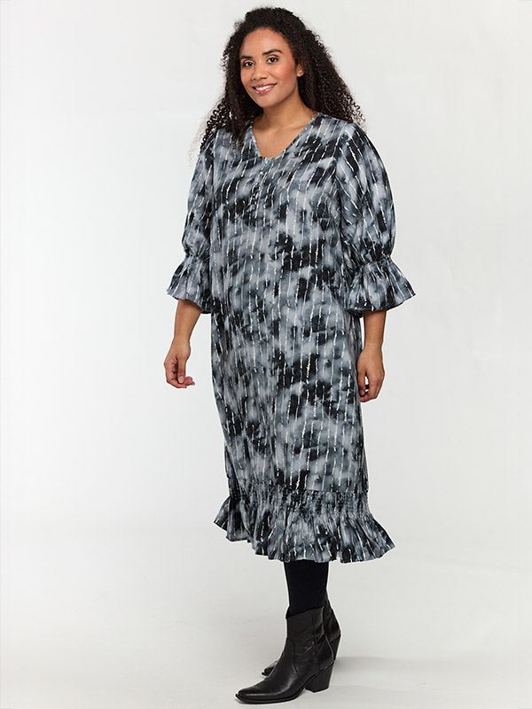 SCLARA - Plus Size Kjole fra Studio