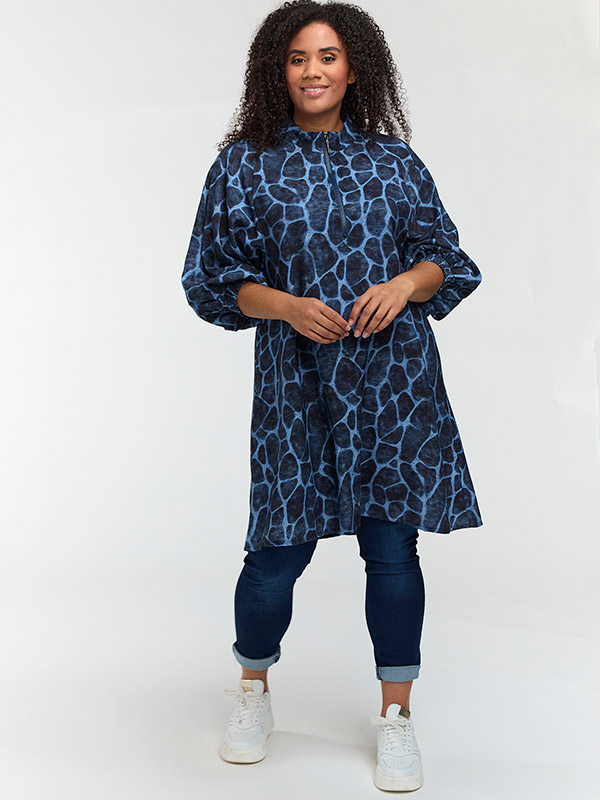 SAYA - Plus Size Kjole fra Studio