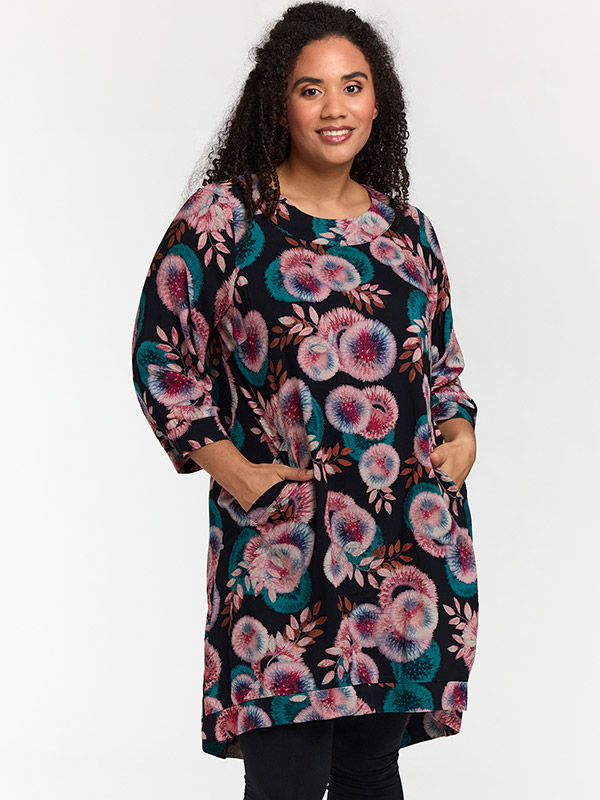 SLONETTA - Plus Size Kjole fra Studio