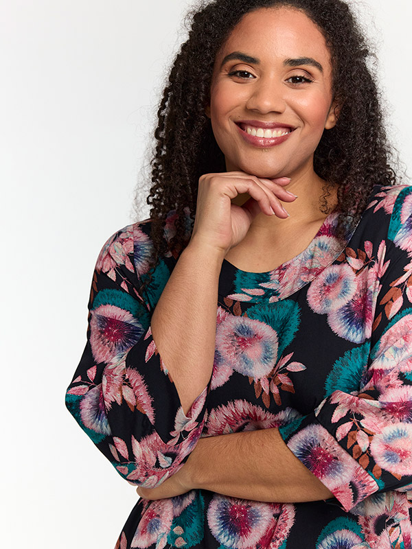 SLONETTA - Plus Size Kjole fra Studio