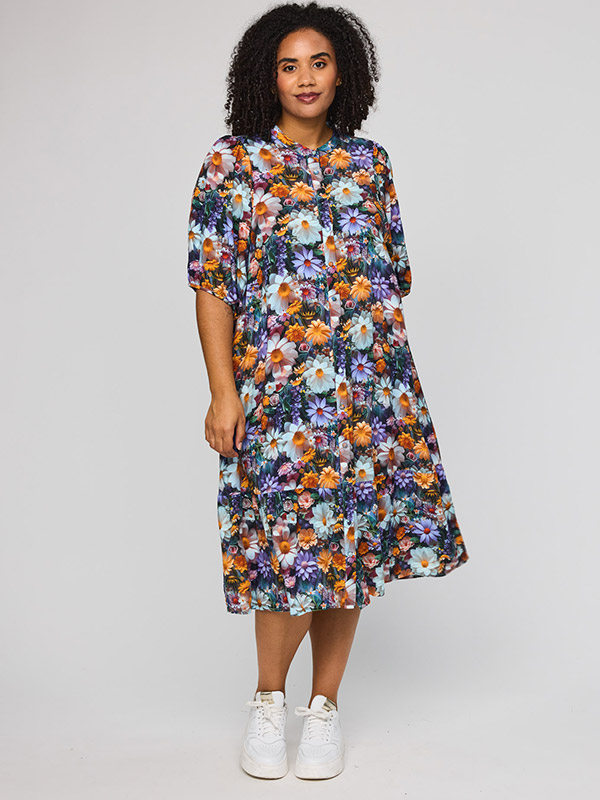 SAGNETHE - Plus Size Kjole fra Studio