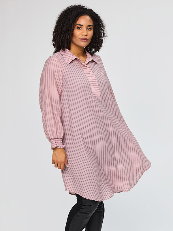 SAYLA - Plus Size Kjole fra Gozzip Black