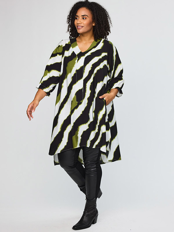 SELMA - Plus Size Kjole fra Studio