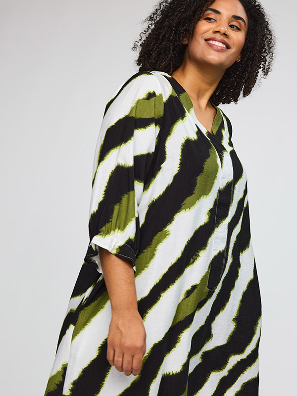 SELMA - Plus Size Kjole fra Studio