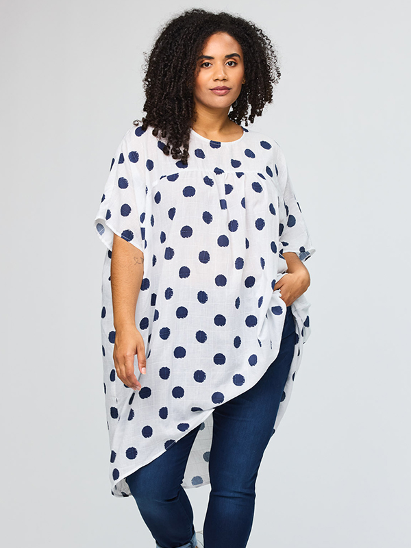 SJANITA - Plus Size Kjole fra Studio