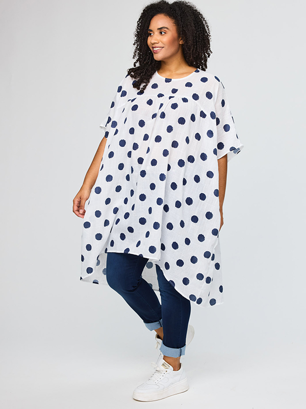 SJANITA - Plus Size Kjole fra Studio