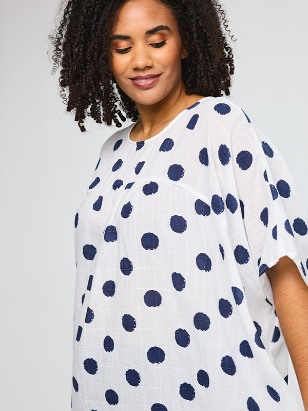 SJANITA - Plus Size Kjole fra Studio