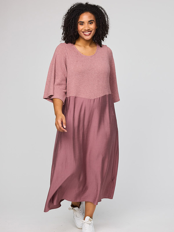 SYRSA - Plus Size Kjole fra Studio