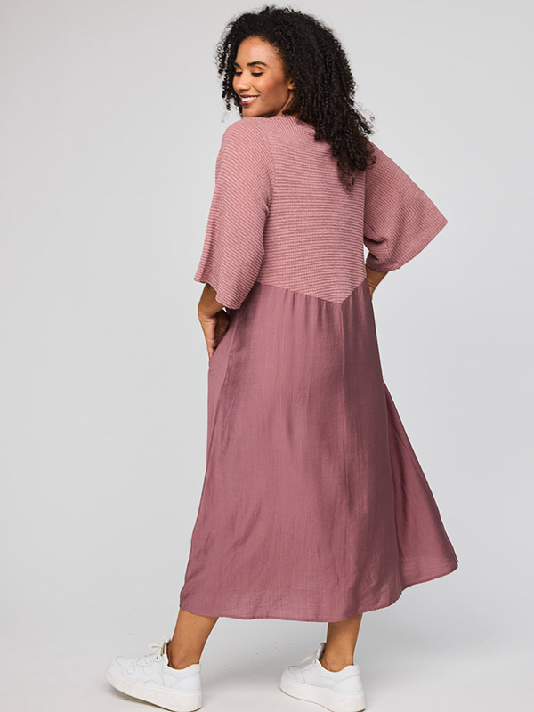 SYRSA - Plus Size Kjole fra Studio