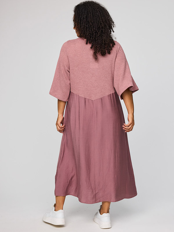 SYRSA - Plus Size Kjole fra Studio