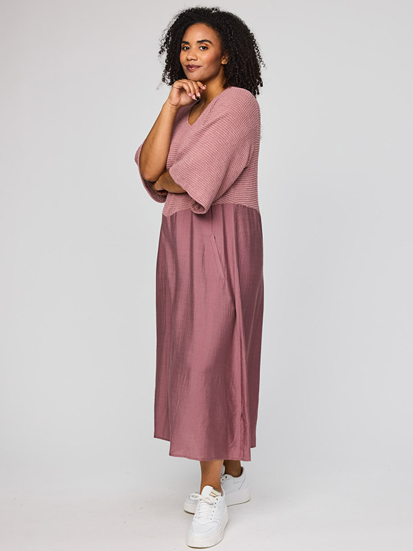 SYRSA - Plus Size Kjole fra Studio