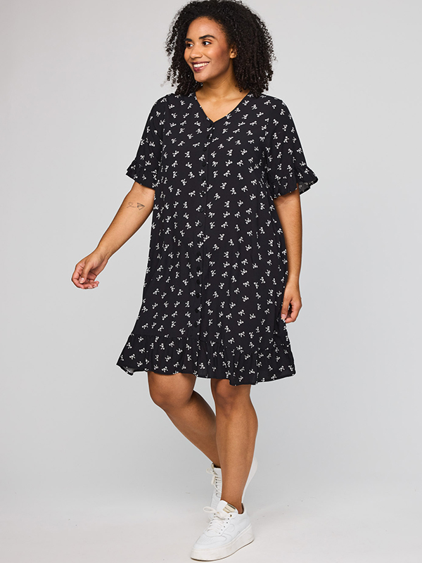 SJETTE - Plus Size Kjole fra Studio