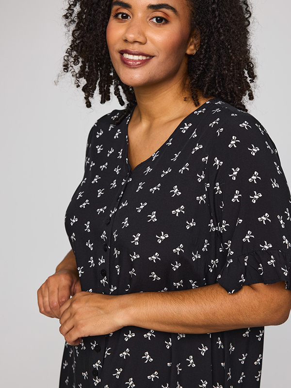 SJETTE - Plus Size Kjole fra Studio