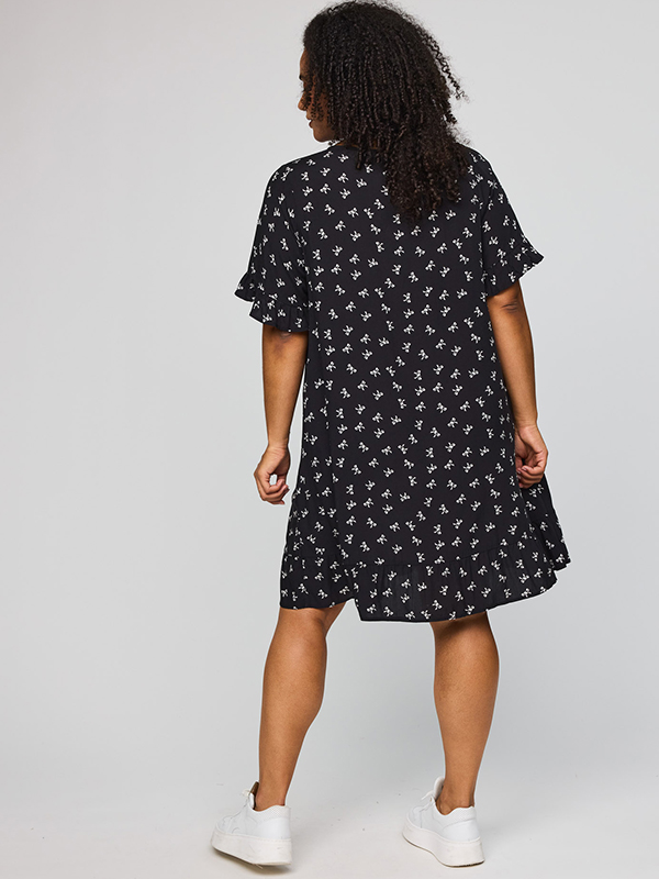 SJETTE - Plus Size Kjole fra Studio