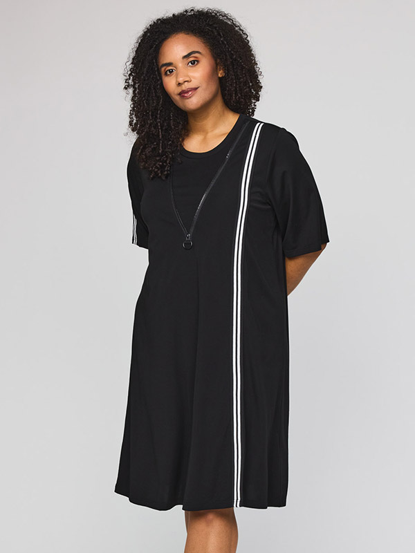 SFENJA - Plus Size Kjole fra Studio