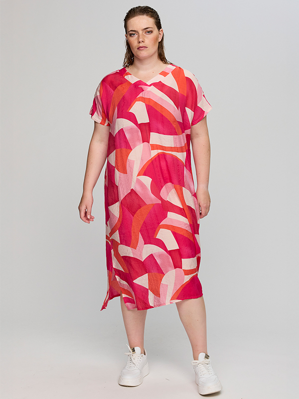 SAGNES - Plus Size Kjole fra Studio
