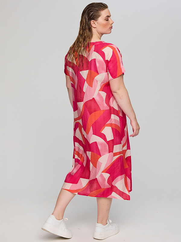 SAGNES - Plus Size Kjole fra Studio