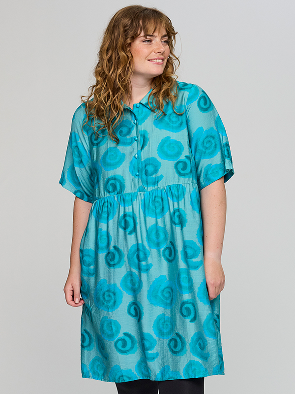 SLISE - Plus Size Kjole fra Studio