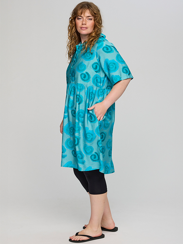 SLISE - Plus Size Kjole fra Studio