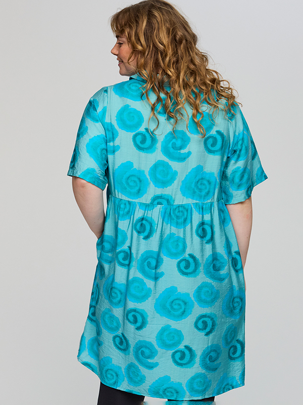 SLISE - Plus Size Kjole fra Studio