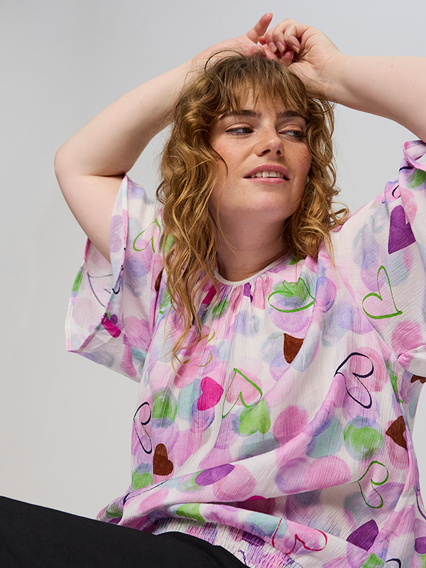 SAMELIE - Plus Size Bluse fra Studio