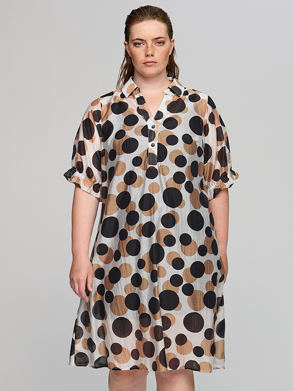 SGUNDA - Plus Size Kjole fra Studio