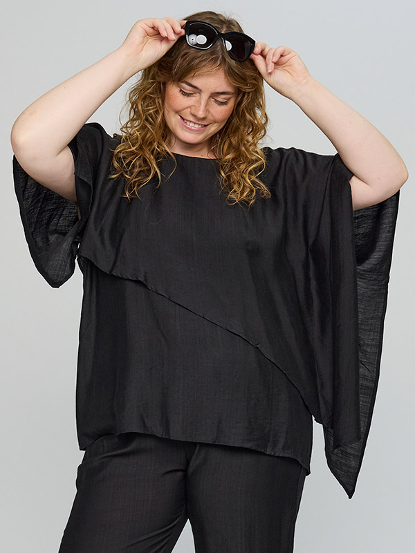 SATHENA - Plus Size Bluse fra Studio