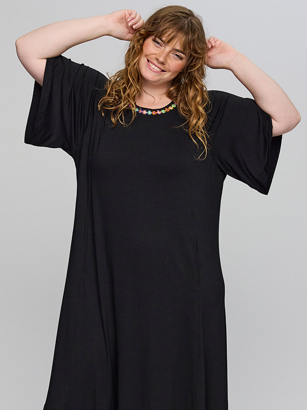 SBONNIE - Plus Size Kjole fra Studio