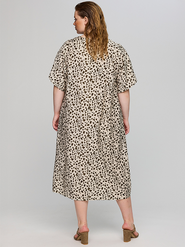 SCARMEN - Plus Size Kjole fra Studio