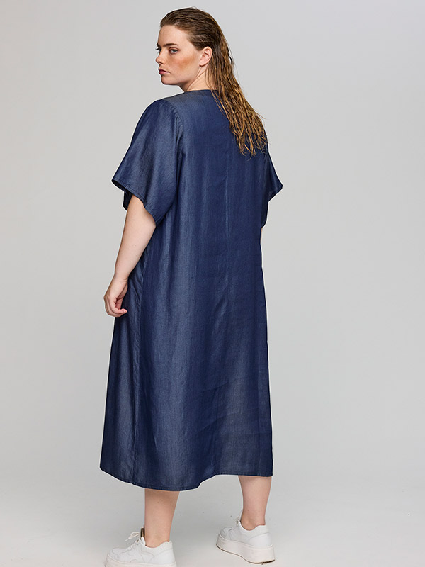 SCARMEN - Plus Size Kjole fra Studio